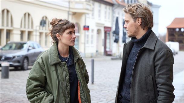 Tod eines Finanzbeamten - der neue „Stralsund“-Krimi Zwischen den beiden knistert es: Jule Zabek (Sophie Pfennigstorf) und ihr neuer Kollege Tomasz Nowak (Jakub Gierszal).