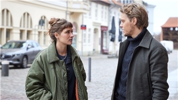 Zwischen den beiden knistert es: Jule Zabek (Sophie Pfennigstorf) und ihr neuer Kollege Tomasz Nowak (Jakub Gierszal).