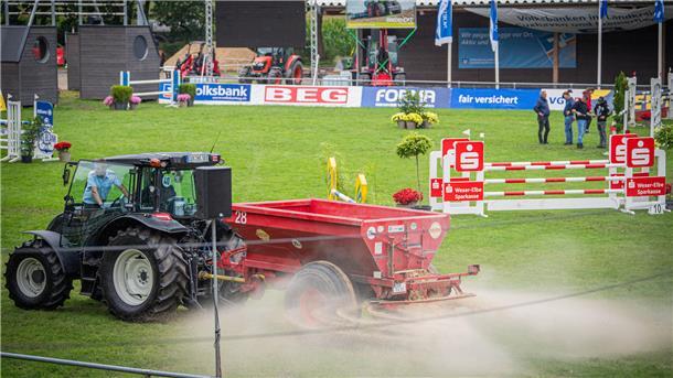 Plätze der Elmloher Reitertage halten den Regenmassen stand Zwischen den Prüfungen wurde auf dem Hauptringplatz Sand gefahren, um den Platz noch griffiger zu machen und zu trocknen.