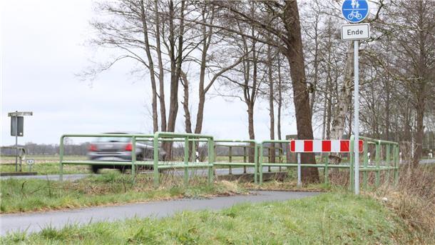 Zwischen Dipshorn und Vorwerk gibt es einen Radweg. Allerdings nur bis zur Kreisgrenze Verden/Rotenburg. Ab dem Grenzstein, etwa auf halber Strecke, klafft eine Lücke.