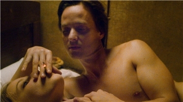 Zwischen Fabian (Tom Schilling) und Cornelia (Saskia Rosendahl) entwickelt sich eine Liebe.