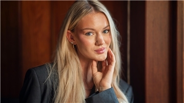 Porträt einer schönen jungen Frau: Zwischen Laufsteg und Realität – Valeria teilt im Hotel Haverkamp ihre Erfahrungen als Model.