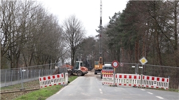 Baufahrzeuge stehen auf einer Baustelle.