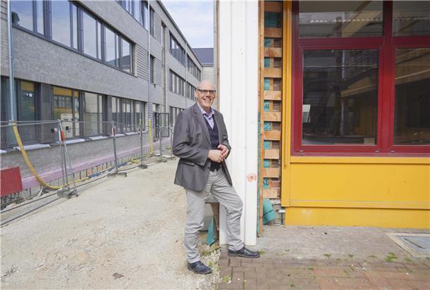 Zwischen Veränderung und Kontinuität: Lars Leminski, der bislang kommissarisch im Amt war, ist nun auch offiziell Schulleiter der Berufsbildenden Schulen Bremervörde. Diese steht wenige Monate vor dem Umzug vom Altbau (rechts) in den millionenschweren Neubau (links). 