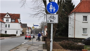 Straße mit Radweg