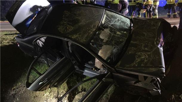 Schwerer Verkehrsunfall zwischen Wistedt und Hofkoh fordert drei Verletzte Zwischen Zeven und Hofkoh kam es am Sonntagabend zu einem schweren Verkehrsunfall, bei dem drei Personen erheblich verletzt wurden.