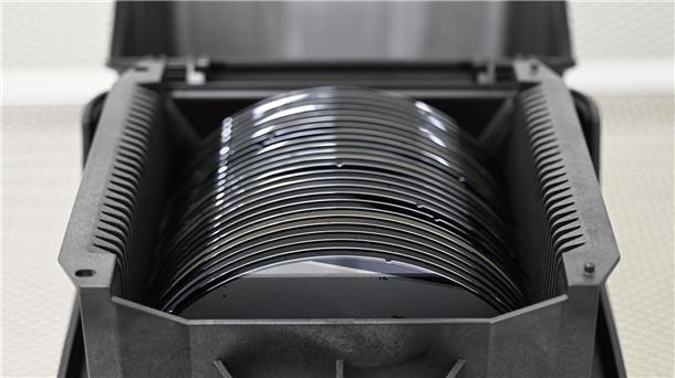 Halbleitermangel bringt Industrie und Regierung in Zugzwang Zwischenprodukte der Halbleiterproduktion, sogenannte Wafer, liegen in einer Box. (Archivbild)