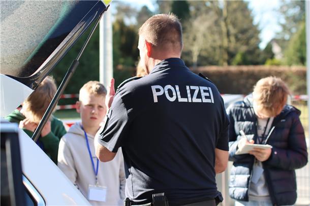 Kein Hund, kein Problem: ZZ-Nachwuchsreporter meistern Herausforderung (Mit Bildergalerie) ZZ-Nachwuchsreporter besuchen am Zukunftstag die Zevener Polizei. Natürlich sollen sie darüber auch berichten.
